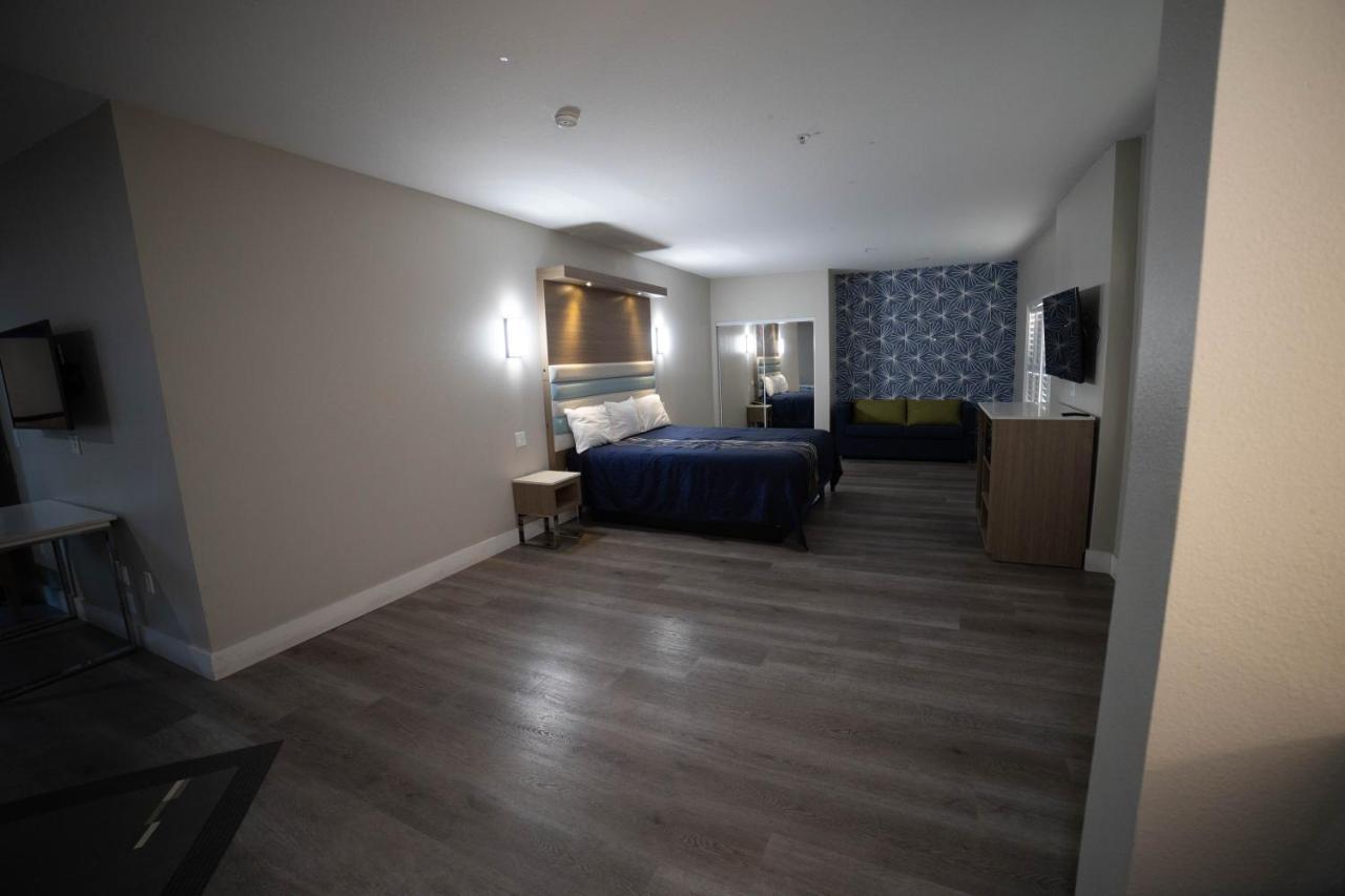 Mid & Hotel Pico Rivera