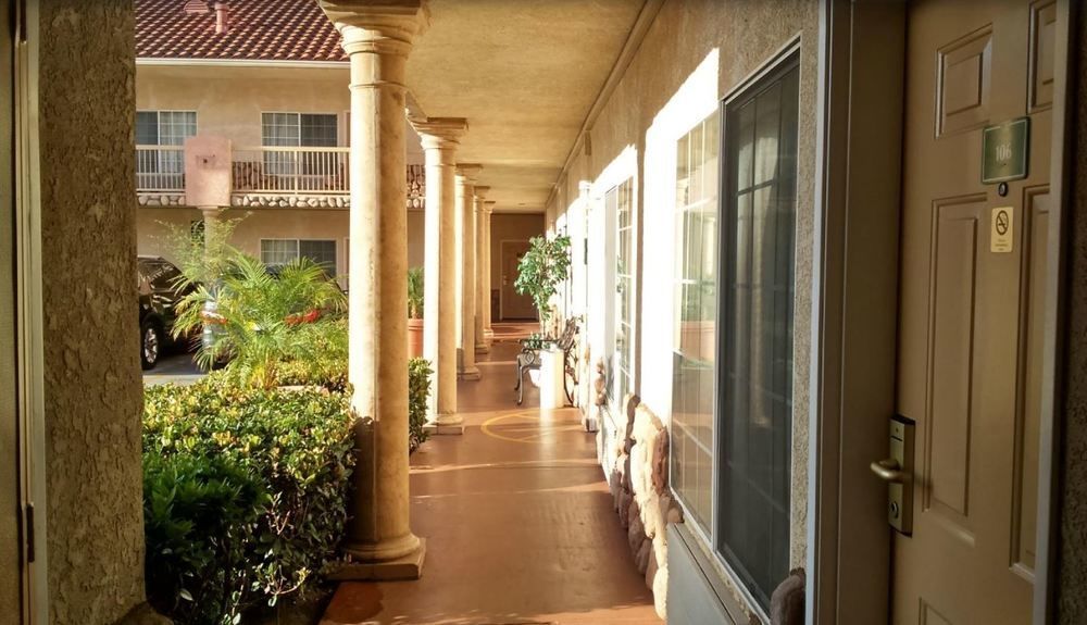 Mid & Hotel Pico Rivera